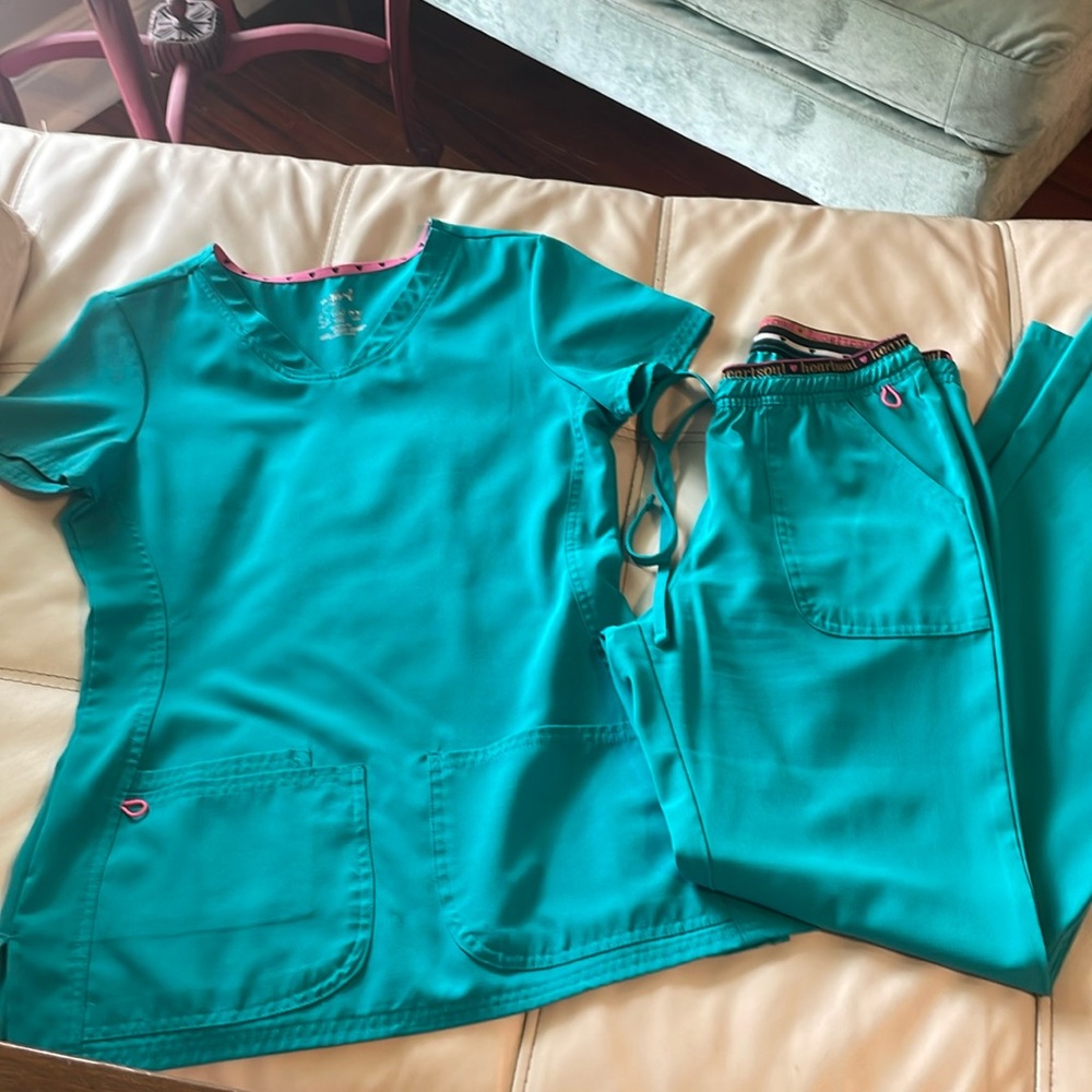 Scrub set
